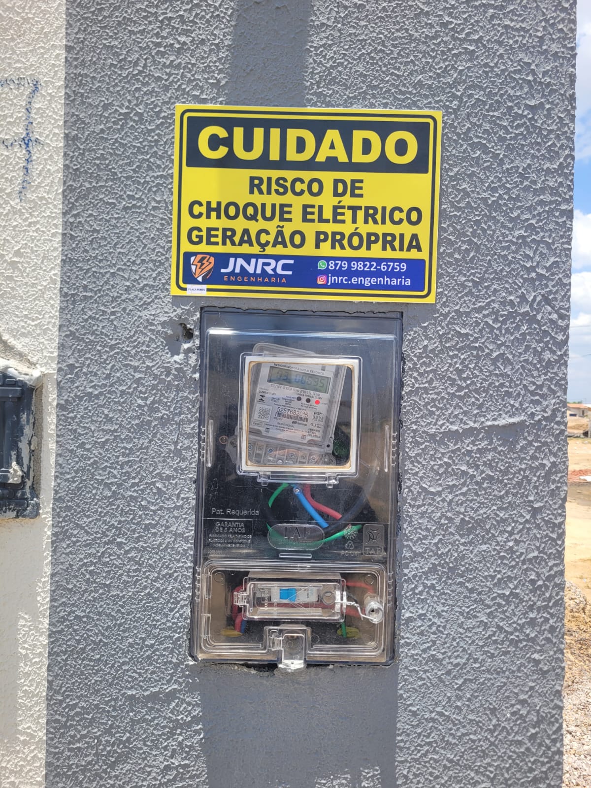 Medidor de Energia com Placa de Aviso de Risco de Choque Elétrico - Geração Própria